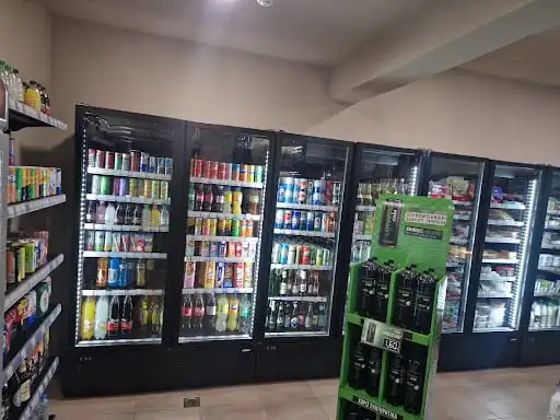 Ψυγεία με αναψυκτικά και ποτά κατά μήκος του τοίχου