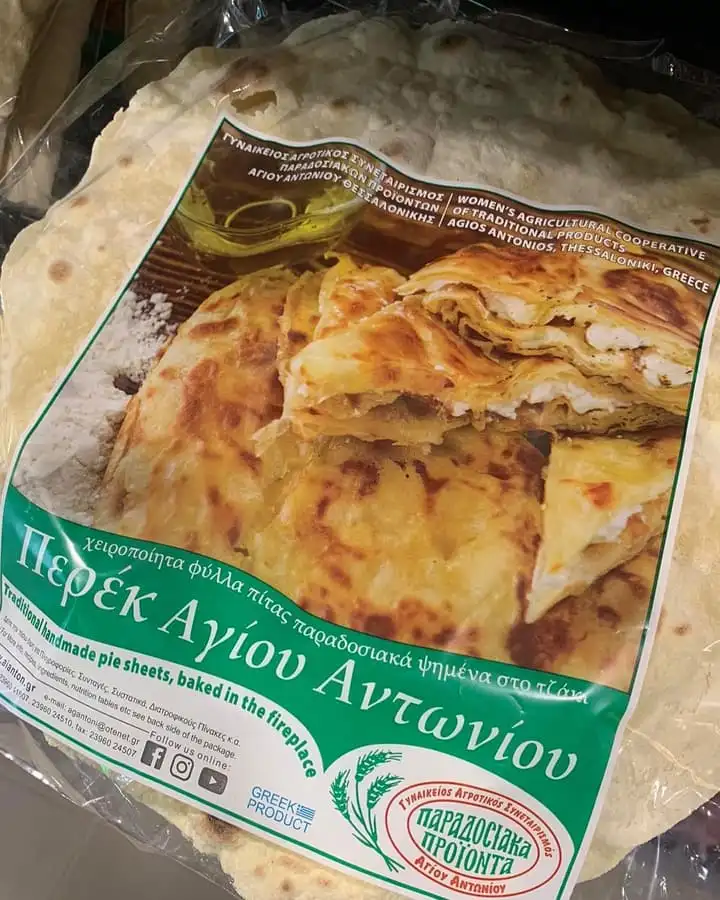 Παραδοσιακές πίτες σε συσκευασία, δίπλα στον πάγκο του καφέ