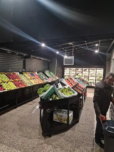 Ο διάδρομος της μαναβικής με τα τελάρα φρούτων και λαχανικών