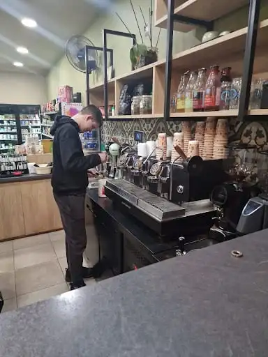Ο πάγκος του καφέ με τις μηχανές espresso και τους μύλους