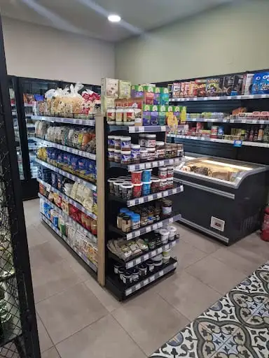 Ράφια παντοπωλείου με τρόφιμα μέσα στο κατάστημα Oliméri
